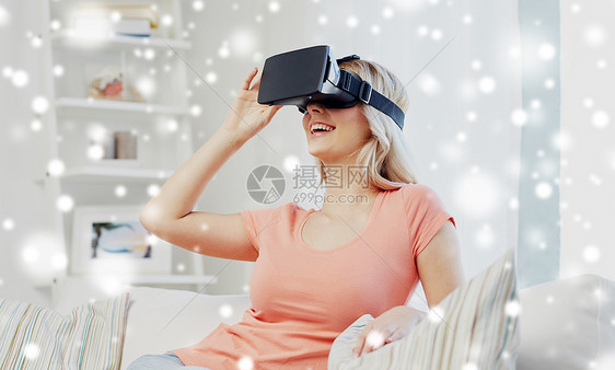 技术,增强现实,网络,娱乐活动人的快乐的轻妇女与虚拟耳机3D眼镜坐沙发上家女虚拟现实耳机3D眼镜图片