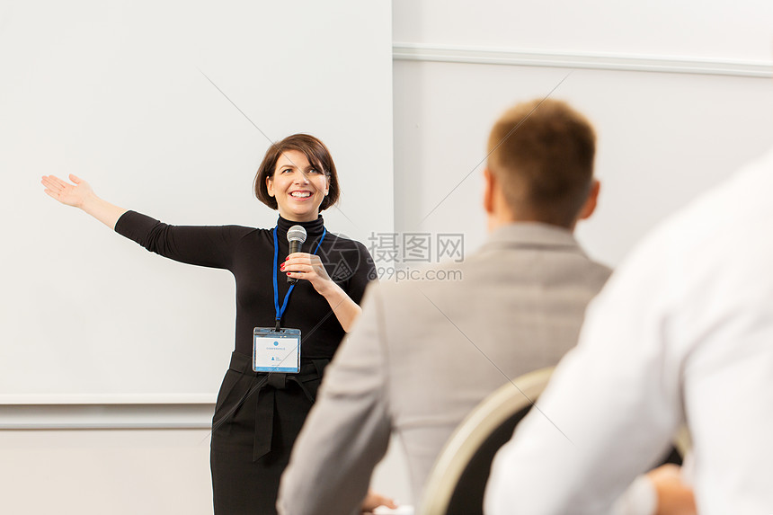 ‘~商业,教育人的微笑的女商人讲师,带着麦克风,会议演讲讲座上与群学生交谈,并屏幕上些东西出席商务会议  ~’ 的图片