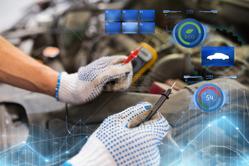 汽车服务,维修,维护人的汽车技工与数字万用表测试电池车间汽车机械师与万用表测试电池图片
