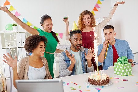 公司,庆祝人的快乐的商业队与生日蛋糕礼物问候男同事办公室聚会办公室队生日聚会上问候同事图片