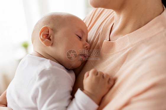 家庭,母亲人的亲密的母亲抱着熟睡的小男孩紧紧抱着熟睡的婴儿的母亲图片