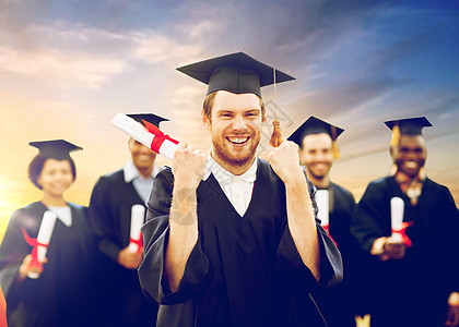 教育手势人的群快乐的国际学生穿着灰浆板学士服,毕业证书庆祝成功毕业带着文凭庆祝毕业的快乐学生学院高清图片素材