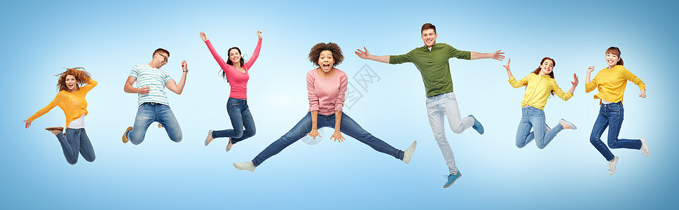 幸福自由运动人的微笑的轻国际朋友蓝色背景下空中跳跃快乐的人朋友蓝色的空中跳跃图片