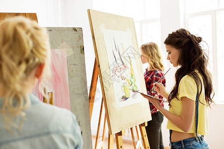 艺术学校,创造力人的妇女与画架,调色板画笔工作室艺术学校工作室画画画架的女人图片
