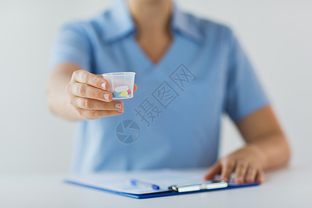 医学,医疗保健人的护士医生与药丸医疗杯剪贴板用药杯里的药丸医生