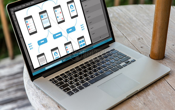 技术网页笔记本电脑与智能手机接口屏幕上的桌子办公室笔记本电脑与智能手机界屏幕上图片