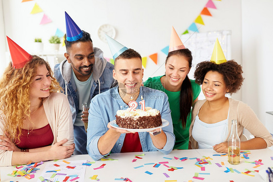 公司聚会人的快乐队与蛋糕非酒精饮料庆祝同事21岁生日办公室队办公室生日聚会上问候同事图片