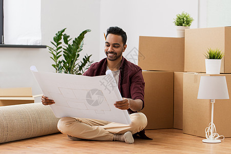 移动,人房地产的快乐的印度人蓝图盒子新的家带着蓝图盒子搬新家的人图片
