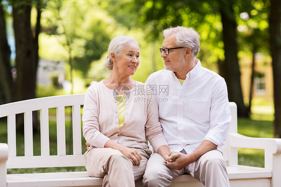 老,关系人的快乐的老夫妇坐长凳上的夏季公园快乐的老夫妇坐公园的长凳上图片