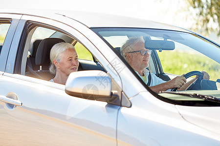 公路旅行,旅行老人的快乐的老夫妇开车幸福的老夫妇开车图片