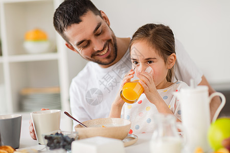 家庭,饮食人的快乐的父亲女儿家里吃早餐幸福的家庭家里吃早餐图片