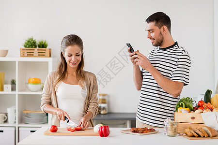 人们健康的饮食观念快乐的夫妇家厨房饭幸福的夫妇家里厨房饭图片