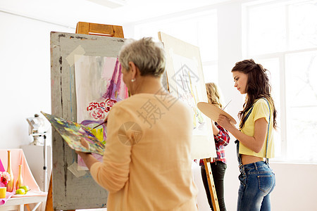 创造力,教育人的老年女子与画笔调色板绘画生活图片画架艺术学校工作室艺术学校工作室高级女子绘画图片