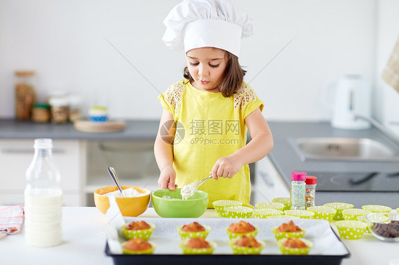 家庭,烹饪,烘焙人的小女孩厨师的口吃制作糊松饼纸杯蛋糕家里厨房厨师里的小女孩家烤松饼图片