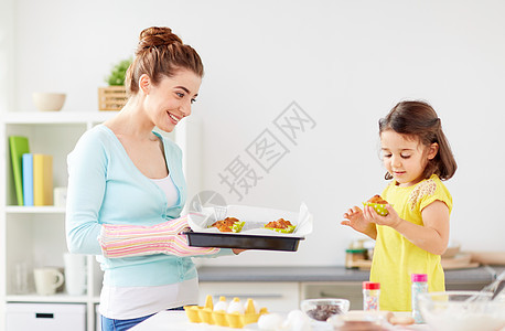 家庭,烹饪人的母亲小女儿家里厨房烤松饼母女俩家烤松饼图片