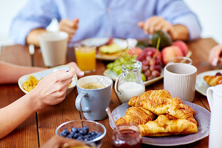 食物,饮食家庭观念密切的人餐桌上吃早餐人们桌子上吃食物图片