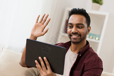 技术,人生活方式的快乐的人与平板电脑电脑视频聊天家挥手快乐的人与平板电脑视频聊天家图片