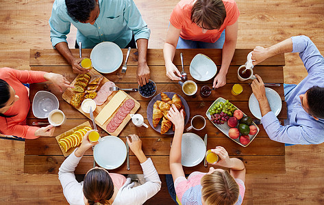食物,饮食家庭群吃早餐坐桌子上的人群人桌子上吃早餐图片