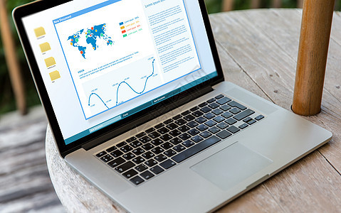 技术商业现代生活理念酒店露台桌子上的开放式笔记本电脑酒店桌上的笔记本电脑图片