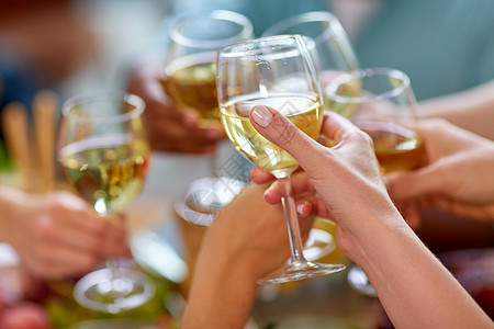 葡萄酒杯庆祝,饮食节日的双手碰杯双手碰杯背景
