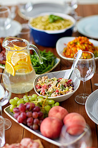 各种水果食物和沙拉柠檬水在桌上图片