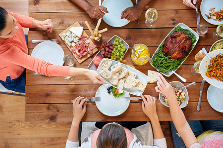感恩节,饮食休闲群人餐桌上吃晚饭群人桌子上吃食物背景图片