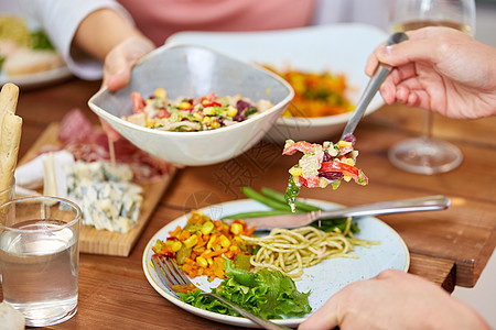 食物,饮食休闲人们吃沙拉晚餐人们桌子上吃沙拉食物图片