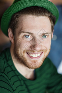 人们,帕特里克日肖像特写快乐的轻人戴着绿色的时髦帽子戴着绿色时髦帽子的快乐轻人的肖像图片