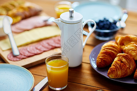 食物饮料的咖啡壶杯橙汁木制桌子上早餐早餐时,咖啡壶果汁食物桌子上图片