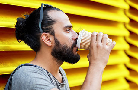 人们,饮料生活方式的男人喝咖啡次纸杯街道上的肋黄色墙壁背景男人墙上用纸杯喝咖啡图片
