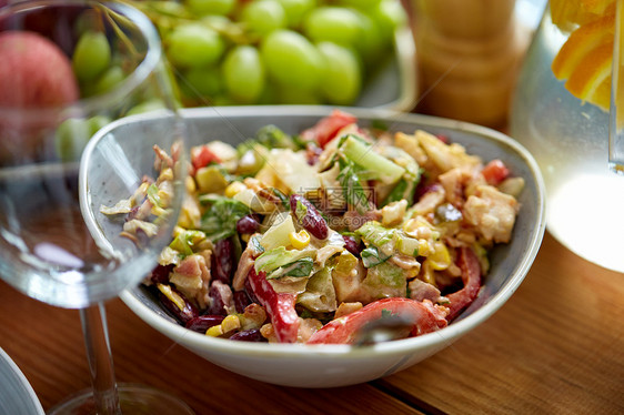 食物,烹饪饮食熏鸡沙拉碗木桌上木制桌子上碗里的熏鸡沙拉图片