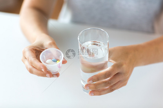 医学,医疗人的近距离的女手着杯子与药丸水用药丸杯水把手收来图片