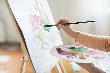 艺术,创造力人的接近艺术家与调色板画笔生活纸工作室艺术家与调色板绘画艺术工作室图片