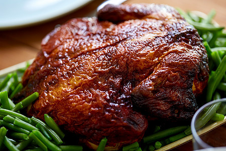 食物,烹饪,感恩节饮食烤烤鸡与装饰绿豆桌子上用青豆烤鸡背景图片