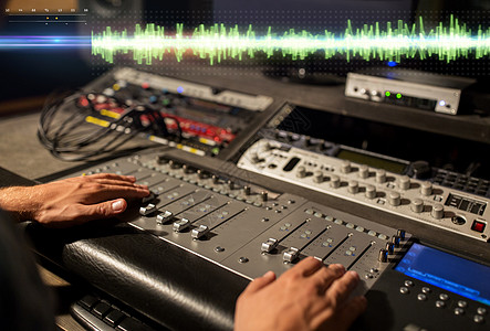 音乐,技术,人设备的声音工程师的手用混合控制台录音室手录音室的混合控制台上图片