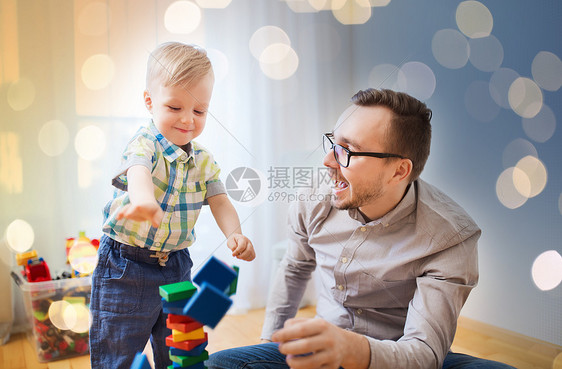 家庭,童,创造力,活动人的快乐的父亲小儿子家里玩玩具块父子家里玩玩具积木图片