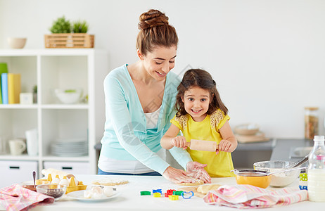 家庭,烹饪人们的快乐的母亲小女儿用擀杖家里的厨房里用饼干快乐的母亲女儿家饼干图片