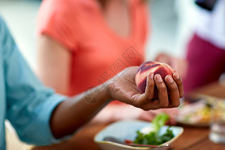 食物,水果健康饮食男手握桃子男手握桃子图片