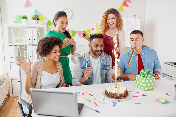 公司,庆祝人的快乐的商业队与生日蛋糕礼物问候男同事办公室聚会办公室队生日聚会上问候同事图片