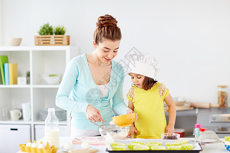 家庭,烹饪,烘焙人们的快乐的母亲小女儿厨师的口吃,为家庭厨房的松饼糊快乐的母女家里图片