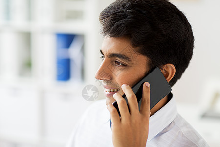 商业,技术,通信人的快乐的商人打电话给智能手机办公室商人办公室打电话给智能手机图片