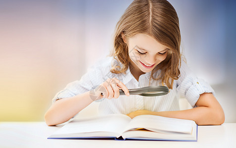 教育,人,孩子学校的快乐微笑的学生女孩阅读书籍玫瑰石英宁静梯度背景快乐微笑的学生女孩看书图片