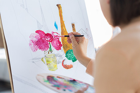艺术创造力人的用画笔画架画画室的纸上贴近艺术家的生活艺术家与画笔绘画生活工作室图片