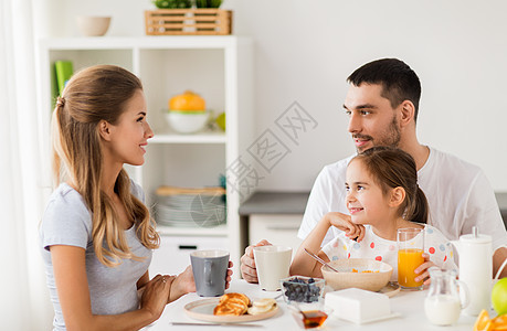 家庭,饮食人的快乐的母亲,父亲女儿家里吃早餐幸福的家庭家里吃早餐图片