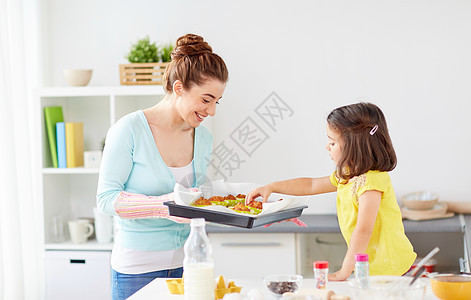 家庭,烹饪人的母亲小女儿家里厨房烤松饼母女俩家烤松饼图片
