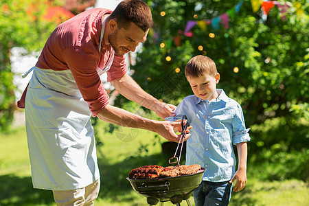 食物,人家庭时间父亲儿子烧烤烧烤烧烤烧烤烧烤烧烤夏季花园父子烧烤架上煮肉图片