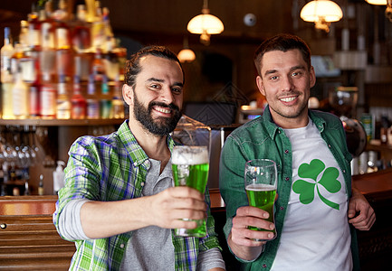 人们,休闲帕特里克日的快乐的男朋友酒吧酒吧喝绿色啤酒男朋友酒吧酒吧喝绿色啤酒图片
