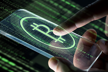 商业,加密货币未来的技术近距离与虚拟比特币符号全息图透明智能手机屏幕上的黑色背景用智能手机比特币亲密接触背景图片