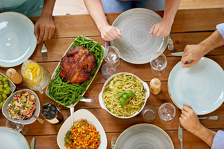感恩节,饮食休闲群人餐桌上吃烤鸡火鸡意大利群人带着鸡肉意大利桌子上图片