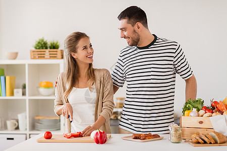 人们健康的饮食观念快乐的夫妇家厨房饭幸福的夫妇家里厨房饭图片